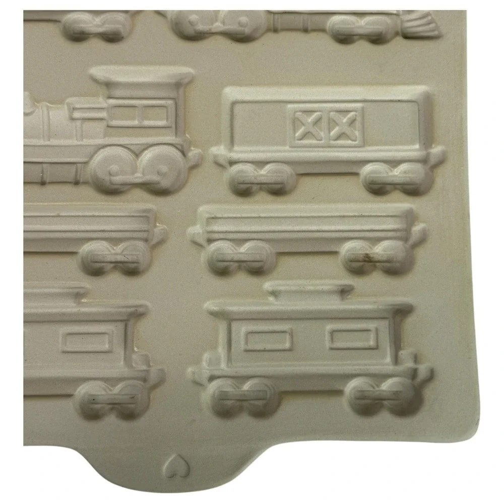 1998 VTG Pampered Chef Gingerbread Mold Home Train Stoneware Pan Frosting Bag‎